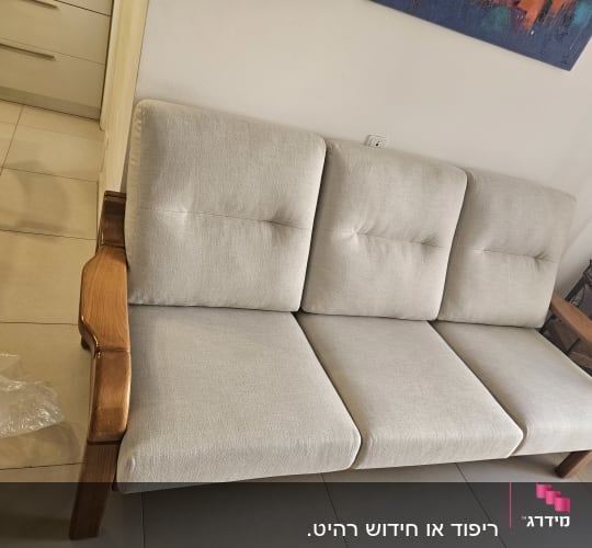 ספה מרופדת עם מסגרת עץ בחדר מגורים